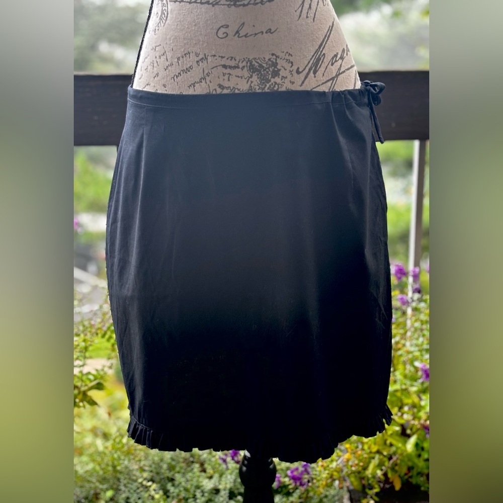 Ruffled Hem Cotton-Blend Skirt with Side Tie
Never Worn
Large (runs small)